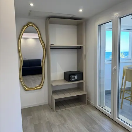 Rebecca Apartments - Francesca Central Sea View Anzio Apartment *