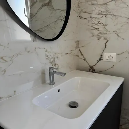 Rebecca Apartments - Francesca Central Sea View Anzio Apartment *